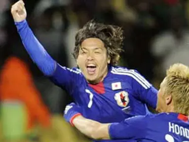 Selebrasi gol gelandang Jepang Yasuhito Endo (kiri) yang disambut rekannya Keisuke Honda dan Yasuhito Okubo di laga penyisihan Grup E lawan Denmark di Royal Bafokeng Stadium, Rustenburg, 24 Juni 2010. Jepang unggul 3-1. AFP PHOTO / STEPHANE DE SAKUTIN 