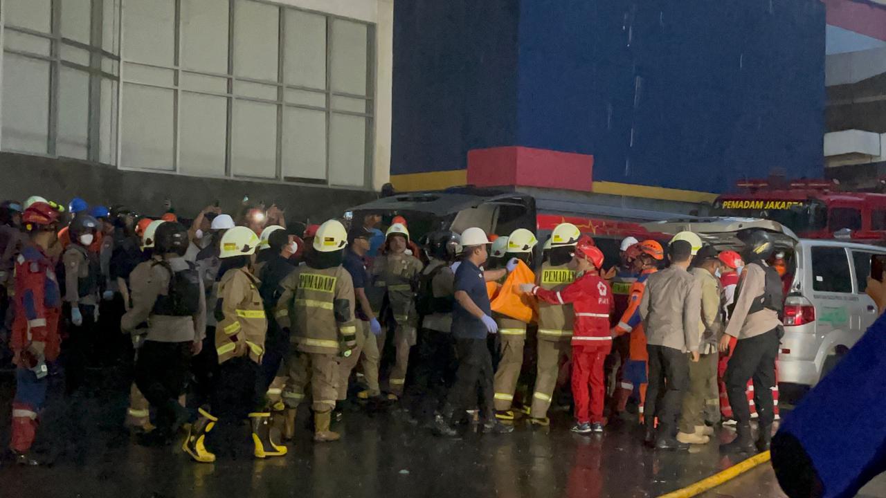 dua jenazah korban kebakaran glodok plaza kembali dievakuasi