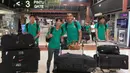 Para pemain Timnas U-19 menuju pintu check in di Bandara Soekarno-Hatta, Cengkareng, (28/10/2017). Timnas U-19 akan mengikuti kualifikasi Piala Asia di Korea Selatan. (Bola.com/Nicklas Hanoatubun)