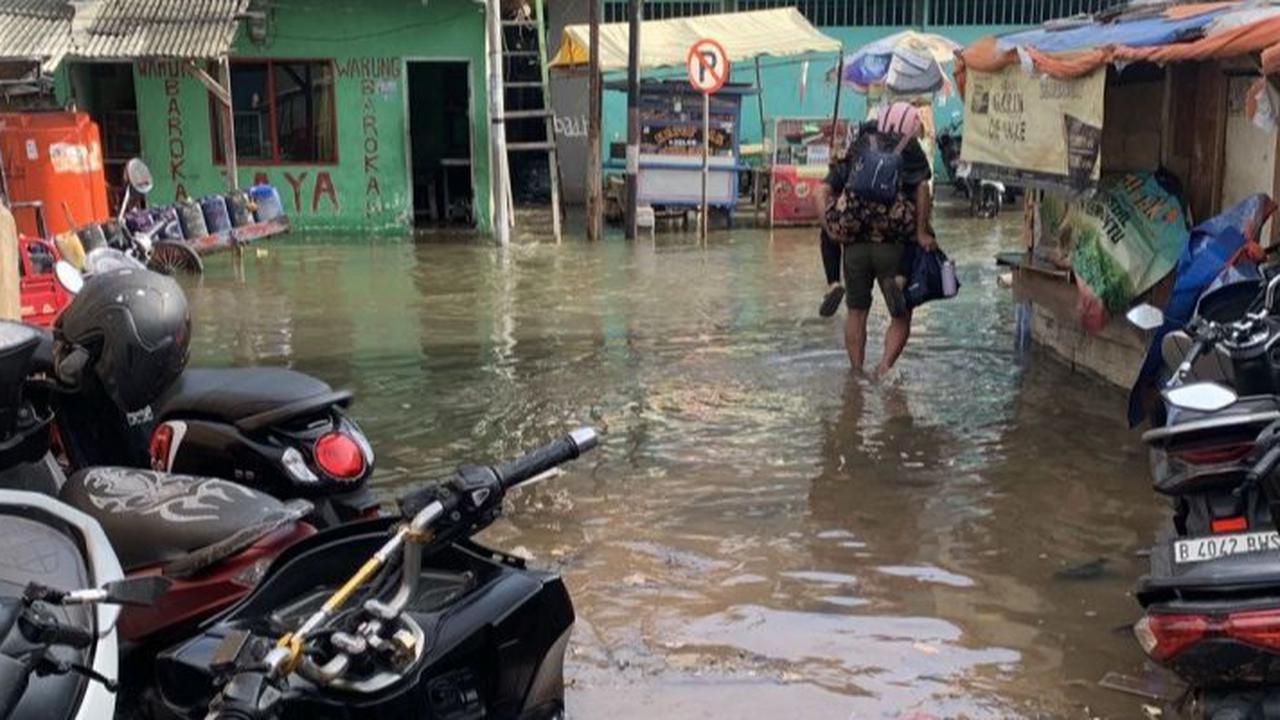 Banjir Rob Kembali Rendam Muara Angke, Warga Mengeluh Sulit Melintas Karena Air Tinggi