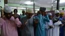 Umat muslim Thailand melaksanakan salat Idul Fitri 1439 H di atap sebuah masjid yang belum selesai di Manila, Filipina (15/6). Umat muslim di seluruh dunia tengah merayakan Hari Raya Idul Fitri 1439 H. (AFP Photo/Madaree Tohlala)