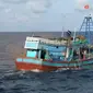 Kapal Pengawas Perikanan menangkap satu kapal perikanan asing (KIA) berbendera Vietnam di Zona Ekonomi Ekslusif Indonesia (ZEEI) Laut Natuna Utara pada Jumat (8/3/3019) (Foto: Dok Kementerian Kelautan dan Perikanan)