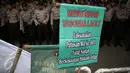 Para pendukung PPP kubu Djan Faridz melakukan demonstrasi di depan kantor Kemenkumham, Jakarta, Senin (25/4). Menteri Yasonna dinilai tidak mampu menjalankan tugasnya sebagai menteri sesuai dengan hukum dan undang-undang. (Liputan6.com/Faizal Fanani)