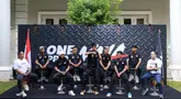 Ketua Umum Komite Olahraga Beladiri Indonesia (KOBI), Ardi Bakrie (kiri) bersama tujuh atlet MMA Indonesia saat konferensi pers mengenai pemberangkatan atlet MMA ke China yang berlangsung di Menteng, Jakarta Pusat, Senin (21/10/2024). (Bola.com/Bagaskara Lazuardi)