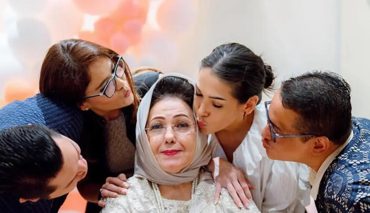 Mieke pun tampak mencium ibunda tersayangnya di momen bahagia tersebut. [@mieke_amalia]