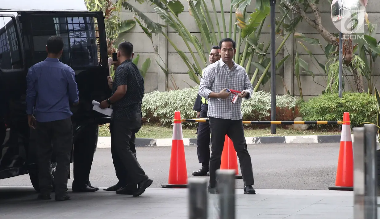 Terpidana Tubagus Chaeri Wardana atau Wawan tiba di Gedung KPK, Jakarta, Senin (22/10). Wawan menjalani pemeriksaan sebagai saksi untuk tersangka mantan Kalapas Sukamiskin Wahid Husein. (Liputan6.com/Herman Zakharia)