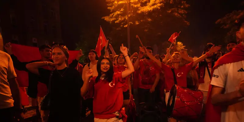 Nyala Suar Sambut Lolosnya Turki ke 16 Besar Euro 2024