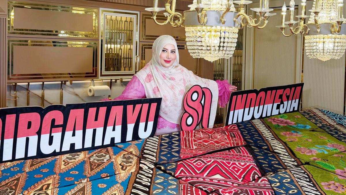 Potret Tasyi Athasyia Raih Rekor MURI Kue Terbesar Bermotif Batik