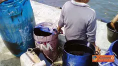 Citizen6, Cilacap: Mereka juga menampung kotoran tersebut kedalam blong dan gerigen-gerigen. Untuk kemudian dijadikan bahan untuk mengajukan protes kepada pihak pertamina. (Pengirim: Bunyawan)