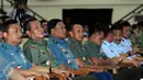 KSAD, Jenderal Mulyono (tengah) saat menghadiri perayaan Natal Bersama TNI di GOR Ahmad Yani, Mabes TNI, Jakarta, Rabu (11/1). 3.000 prajurit dan PNS hadir dalam perayaan Natal Bersama TNI tahun 2016. (Liputan6.com/Helmi Fithriansyah)