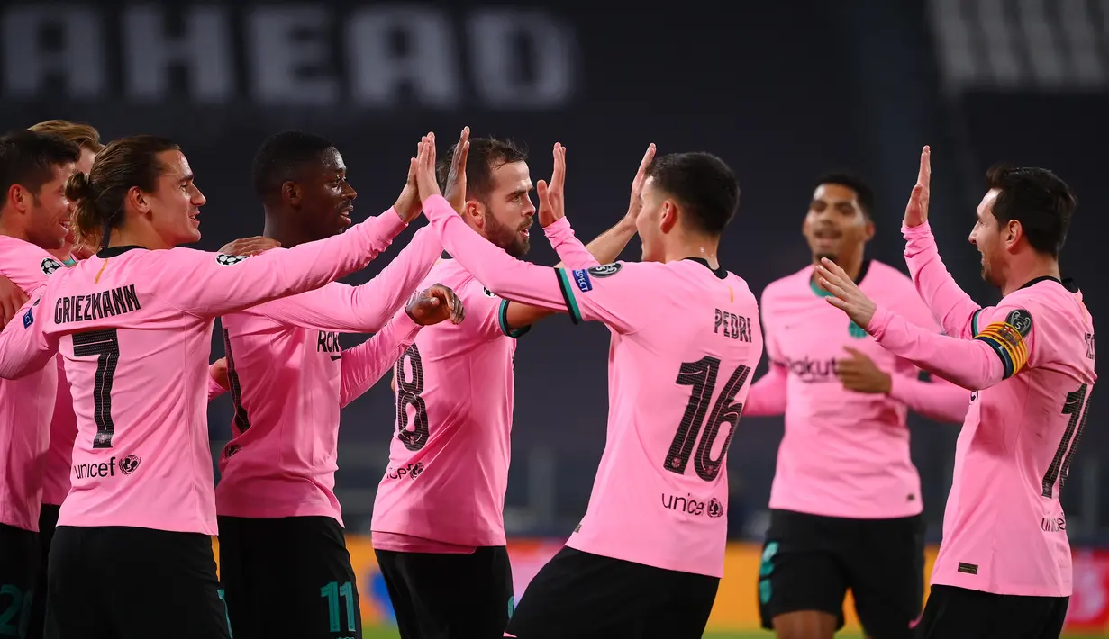 Pemain Barcelona merayakan gol yang dicetak Ousmane Dembele ke gawang Juventus pada laga lanjutan Liga Champions 2020/2021 di Allianz Stadium, Kamis (29/10/2020) dini hari WIB. Barcelona menang 2-0 atas Juventus. (AFP/Marco Bertorello)