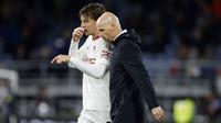 Pelatih Manchester United, Erik ten Hag, berbincang dengan Victor Lindelof saat melawan Burnley pada laga Liga Inggris di Stadion Turf Moor, Minggu (24/9/2023). Dengan kemenangan ini, Man United merangsek naik ke posisi delapan klasemen sementara Premier League. Skuad asuhan Erik ten Hag mengumpulkan sembilan poin dari enam laga. (Richard Sellers/PA via AP)