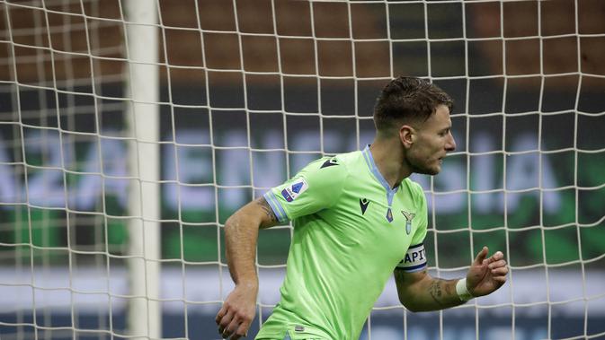 Penyerang Lazio, Ciro Immobile berselebrasi usai mencetak gol ke gawang AC Milan pada pertandingan lanjutan Liga Serie A Italia di stadion San Siro, Italia, Kamis (24/12/2020). (AP Photo/Luca Bruno)