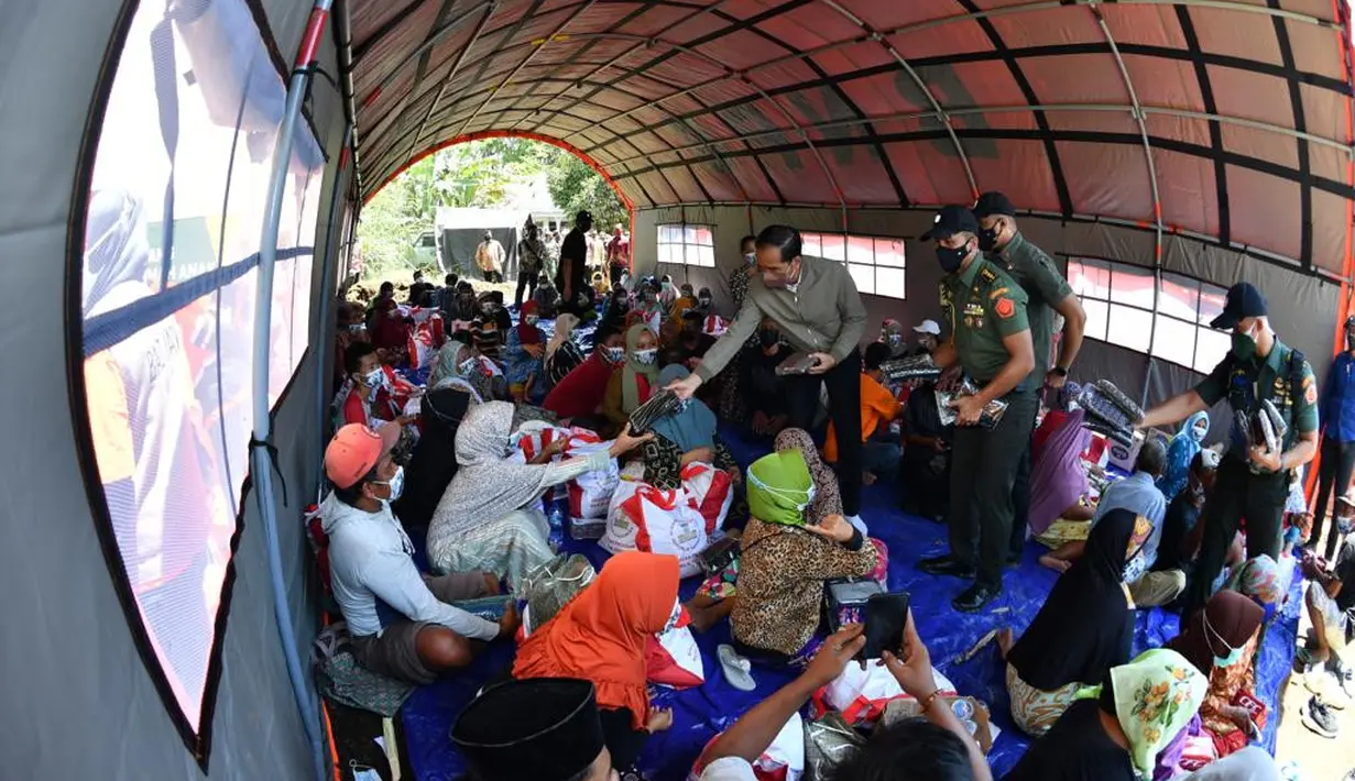 Presiden Joko Widodo memberikan bantuan kepada pengungsi di Lapangan Desa Sumberwuluh, Kabupaten Lumajang pukul 10.21 WIB, Selasa, 7 Desember 2021. (Foto: Laily Rachev - Biro Pers Sekretariat Presiden)