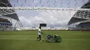 Seorang pekerja sedang memotong rumput Stade de líAmitiÈ Sino-gabonaise Stadium di Libreville (14/1/2017). Gabon pun gagal melaju ke perempat final Piala Afrika 2017. (AFP/Gabriel Bouys)