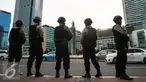 Sejumlah Anggota Brimob saat berjaga di sekitar Bundaran HI, Jakarta, Kamis (24/12). Polda Metro Jaya mengerahkan 8.978 personel untuk operasi lilin jaya 2015 dalam rangka pengamanan Natal 2015 dan tahun baru 2016. (Liputan6.com/Faizal Fanani)