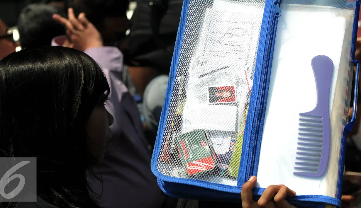 Seorang calon pencari kerja membawa dokumen persyaratan untuk mengikuti Job Fair 2015 di Stadion GBK, Jakarta, Selasa (11/8/2015). Ratusan posisi dan ribuan lowongan kerja yang akan digelar hingga 12 Agustus 2015. (Liputan6.com/Johan Tallo)