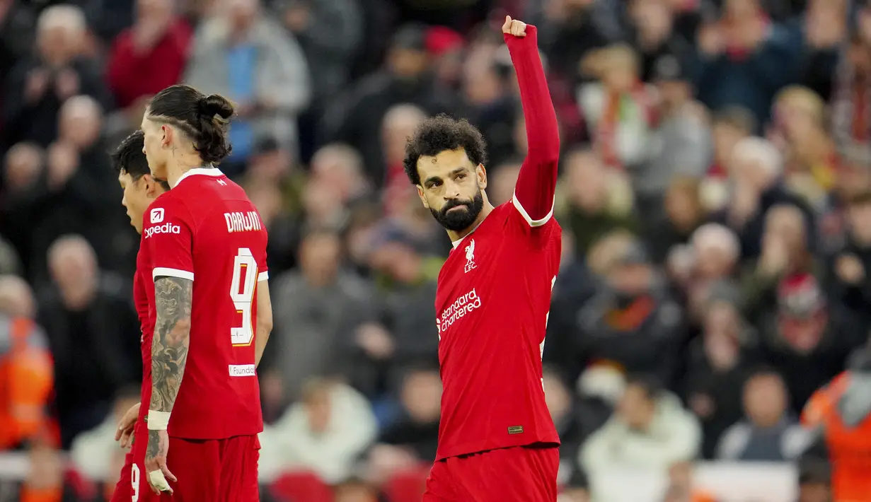 Pemain Liverpool, Mohamed Salah merayakan golnya ke gawang Sparta Praha pada laga leg kedua 16 besar Liga Europa 2023/2024 di Anfield, Liverpool, Inggris, Jumat (15/03/2024). (AP Photo/Jon Super)