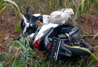 Mayat terbungkus karung yang ditemukan warga saat mencari rumput di Desa Rajabasa Lama, Lampung Timur. Foto : (Istimewa).