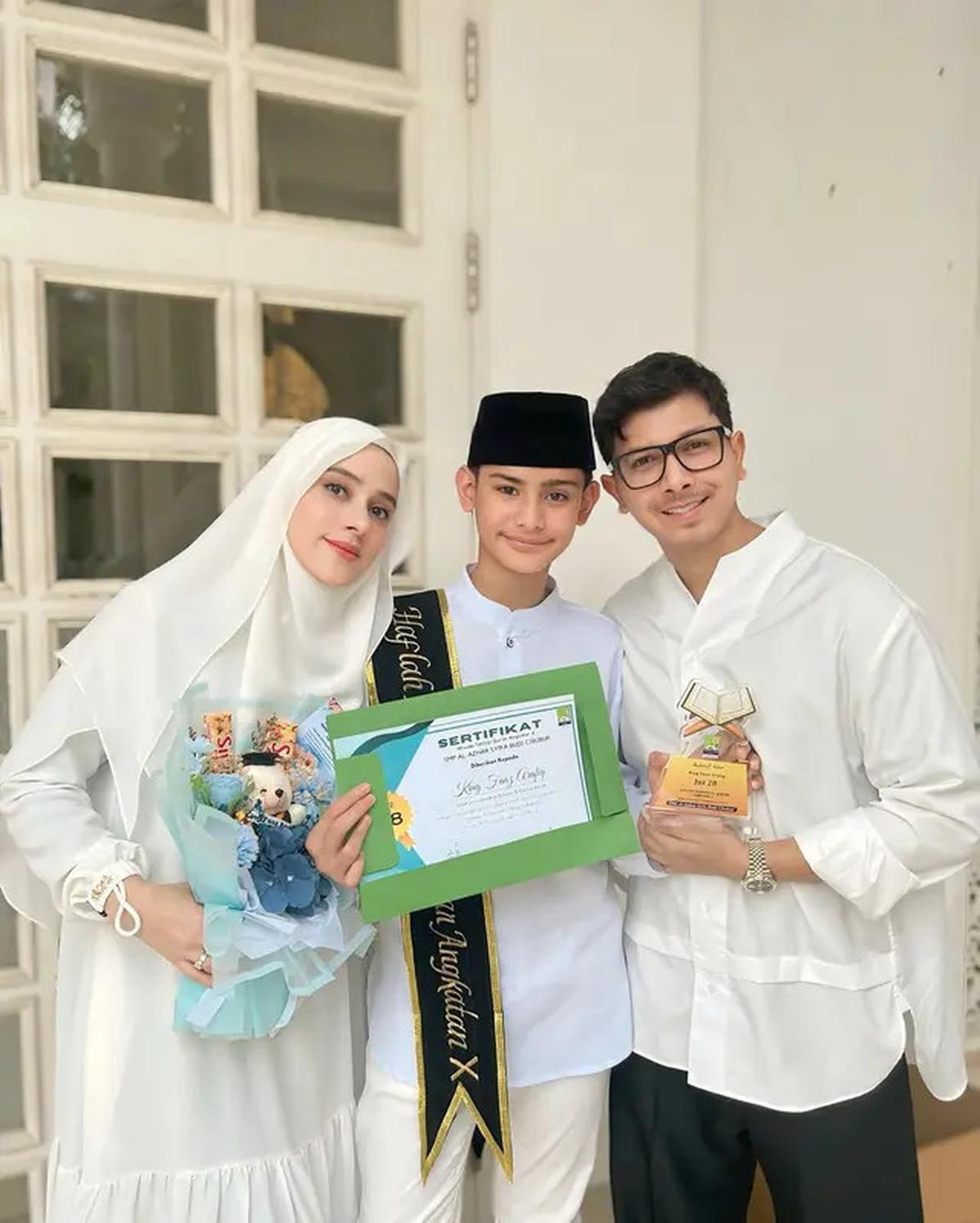 6 Potret King Faaz Wisuda Juz 28 Jelang Idul Adha, Fairuz dan Sonny Septian Bangga