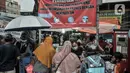 Warga membeli sajian untuk berbuka puasa atau takjil di Pasar Rawamangun, Jakarta Timur, Rabu (14/4/2021). Di masa pandemi, pengelola mewajibkan pedagang dan pembeli mengenakan masker guna mencegah penularan COVID-19. (merdeka.com/Iqbal S. Nugroho)