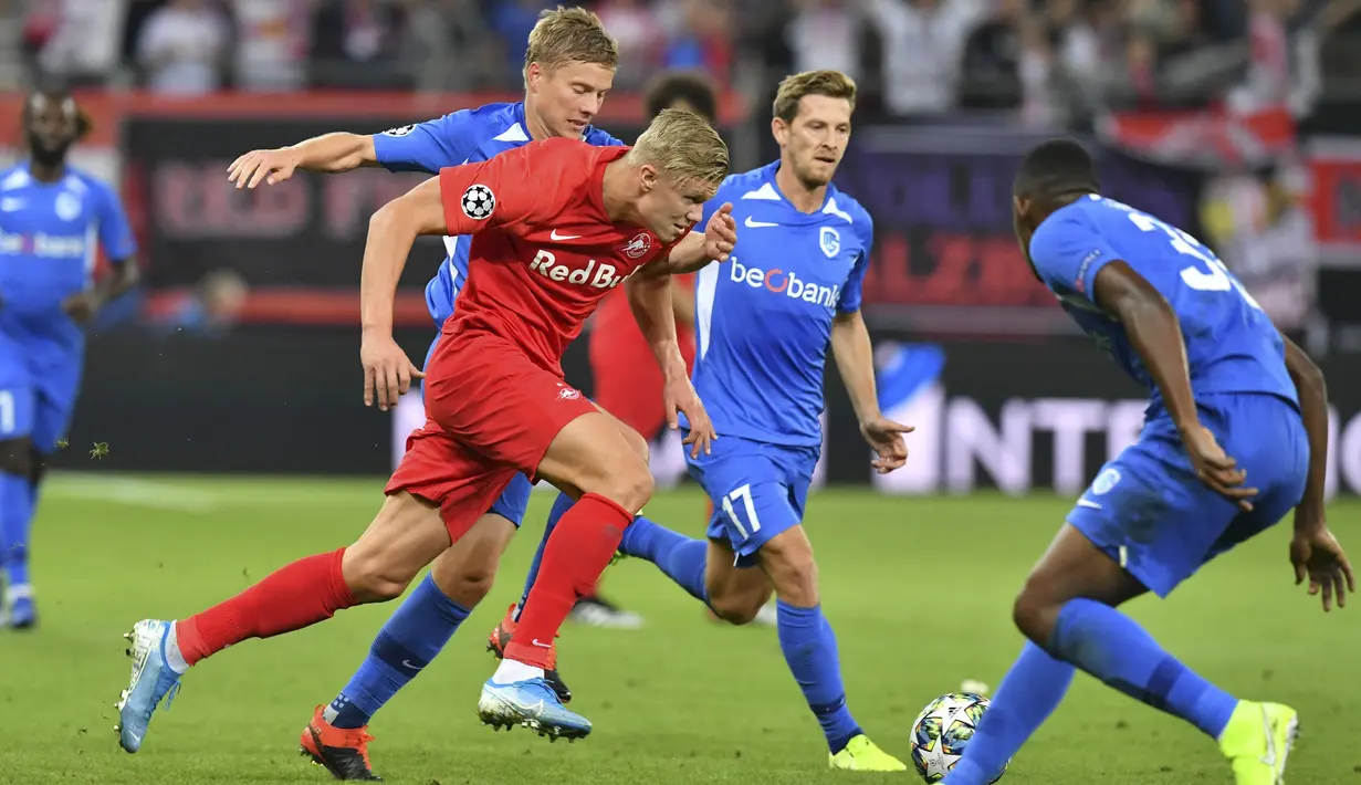 Penyerang Salzburg, Erling Haaland burusaha melewati tiga pemain Genks selama pertandingan grup E Liga Champions di Salzburg, Austria (17/9/2019). Haaland menyamai rekor milik legenda Manchester United, Wayne Rooney. (AP Photo/Kerstin Joensson)