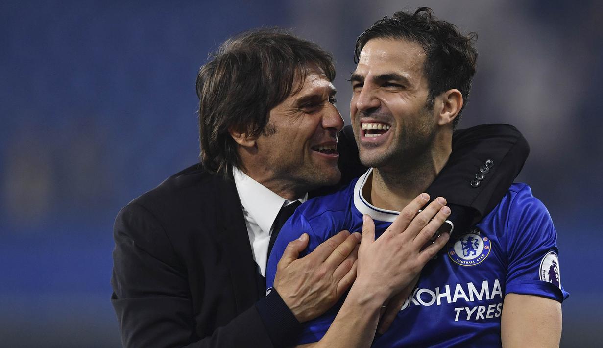 Pelatih Chelsea, Antonio Conte, bersama Cesc Fabregas merayakan kemenangan atas Watford pada laga Premier League di Stadion Stamford Bridge, London, Senin (15/5/2017). Chelsea menang 4-3 atas Watford. (AFP/Ben Stansall)