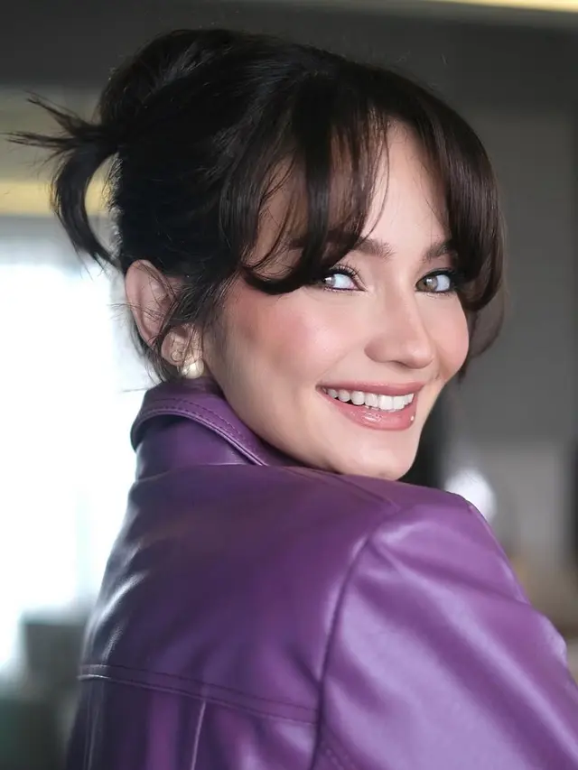 Enzy Storia tampil mengenakan anting-anting mutiara saat promo film setelah vakum hampir dua tahun.