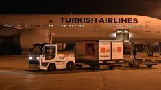 Sejumlah pekerja menurunkan sebuah kargo yang memuat boks-boks vaksin COVID-19 Sinovac asal China di Bandara Esenboga di Ankara, Turki, pada 30 Desember 2020. Gelombang pertama sebanyak 3 juta dosis vaksin COVID-19 Sinovac asal China tiba di ibu kota Turki pada Rabu pagi. (Xinhua/Mustafa Kaya)