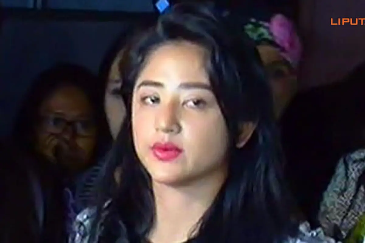dewi-perssik-3-140214b.jpg