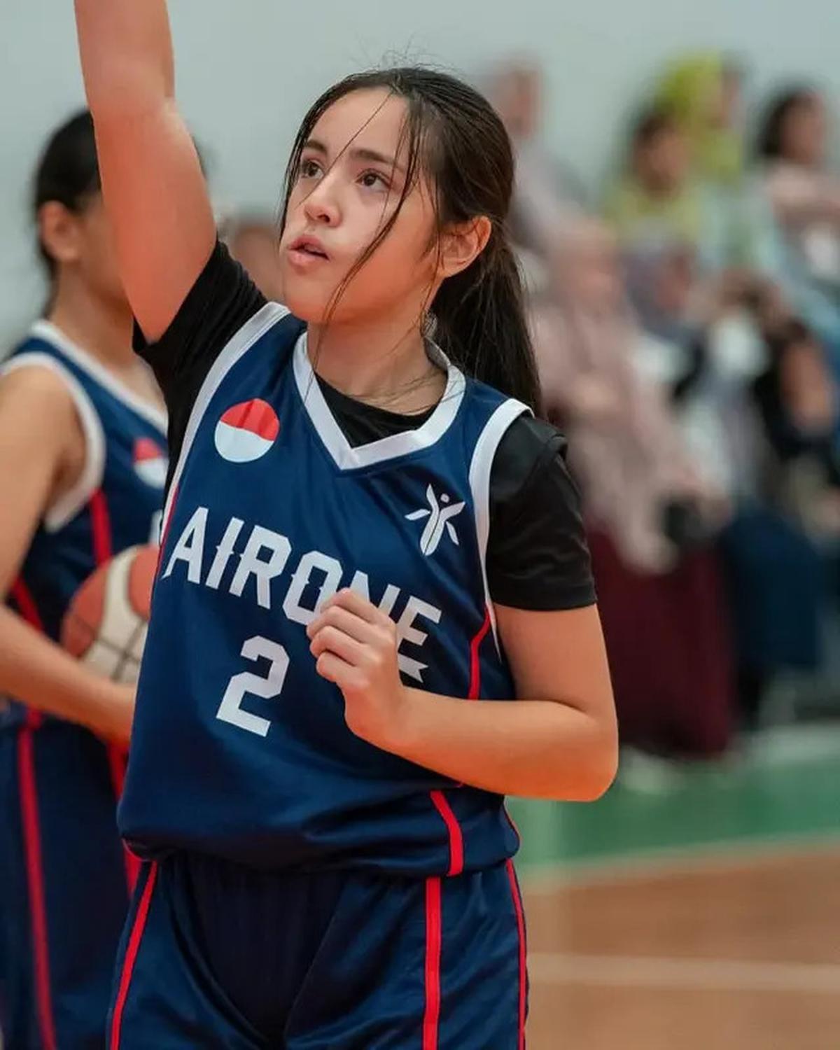 6 Potret Mikhayla Anak Nia Ramadhani Tanding Main Basket, Penuh Semangat