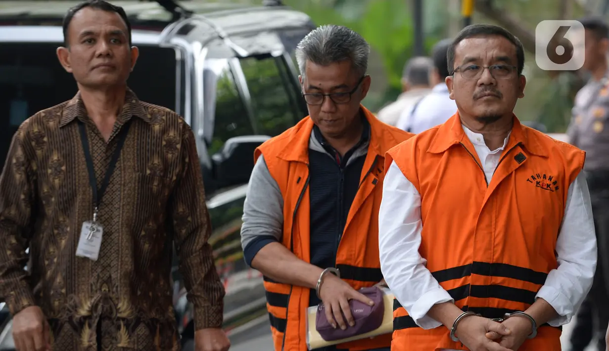 Kabid Jalan di Dinas PUPR Kabupaten Indramayu, Wempy Triyono dan Kadis PUPR Pemkab Indramayu, Omarsyah (kanan) tiba di Gedung KPK, Jakarta, Jumat (31/1/2020). Kedua tersangka diperiksa dalam kasus suap terkait pengaturan proyek di lingkungan Pemkab Indramayu Tahun 2019 (merdeka.com/Dwi Narwoko)