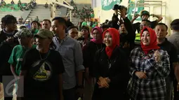 Istri Walikota Bandung Ridwan Kamil, Atalia Praratya (kedua kanan) melihat kondisi pendukung Persebaya Surabaya di GOR Padjajaran, Bandung, Sabtu (7/1). Tiba di Bandung, ratusan bonek berkumpul di kawasan GOR Padjajaran. (Liputan6.com/Helmi Fithriansyah)