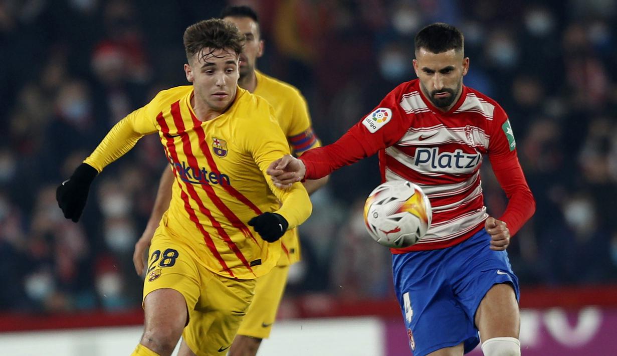 Di sisa waktu yang ada, Maxime Gonalons (kanan) dan kawan-kawan mencoba menambah gol. Namun usaha para pemain Granada masih belum mampu menembus pertahanan Barcelona. (AP/Fermin Rodriguez)