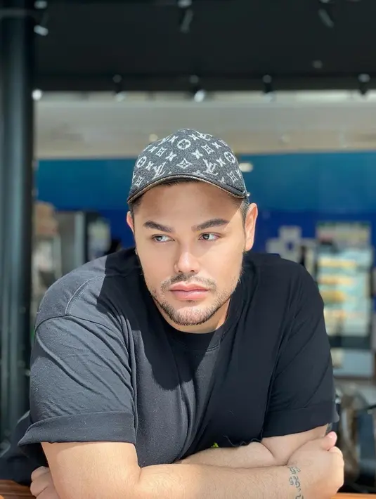 Bisa dibilang jika topi menjadi salah satu fashion item andalan Ivan Gunawan. Bahkan pria yang dijuluki Super Duper Mega Bintang ini kerap menjajal berbagai model topi. Penampilannya dipuji kian menawan.(Liputan6.com/IG/@ivan_gunawan)