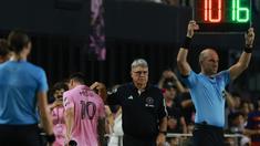 Pemain Inter Miami, Lionel Messi (tengah kiri) berjalan meninggalkan lapangan saat pergantian pemain pada laga lanjutan Liga Amerika Serikat (MLS) melawan Toronto FC di DRV PNK Stadium, Florida, Amerika, Kamis (21/09/2023) dini hari WIB. Messi tercatat hanya bermain selama 37 menit. (AFP/Getty Images/Joe Raedle)