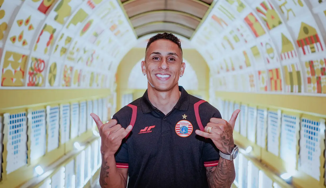Pemain baru Persija Jakarta, Bruno Tubarao, berpose di Blok M, Jakarta. Setelah menghabiskan karier sepak bolanya di Brasil, kini Bruno Tubarao akan membuka lembaran baru bersama Macan Kemayoran. (Dok Persija)