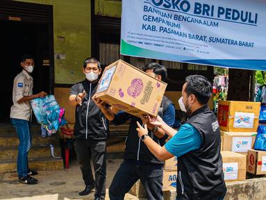 Satuan tugas tanggap bencana BRI, Tim Elang mendistribusikan bantuan logistik bagi warga terdampak gempa bumi di Posko BRI Peduli Tanggap Bencana Gempa Bumi Kabupaten Pasaman Barat, Sumatera Barat, Minggu (27/02/2022). (Liputan6.com/HO/CSRBRI)