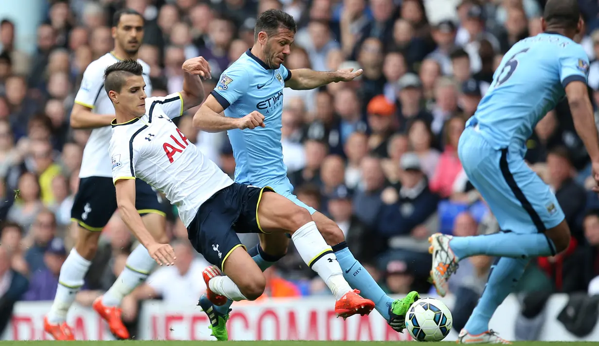 Bek Manchester City, Martin Demichelis (kedua kanan) berusaha melewati gelandang Erik Lamela pada Laga Liga Premier Inggris di Stadion White Hart Lane, Inggris, Minggu (3/5/2015). Manchester City menang 1-0 atas Tottenham Hotspur. (Reuters/Paul Childs)