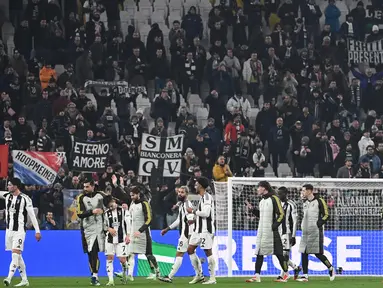 Para pemain Juventus melakukan selebrasi usai memenangkan pertandingan sepak bola leg pertama play-off fase gugur Liga Champions 2024/2025 melawan PSV Eindhoven di stadion Allianz, Turin, Italia pada 11 Februari 2025 waktu setempat atau Rabu 12 Februari 2025 Dini hari WIB. (Isabella BONOTTO/AFP)