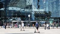 Orang-orang terlihat di luar Stasiun Kereta Pusat Berlin di Berlin, ibu kota Jerman, pada 6 Agustus 2020. Kasus COVID-19 di Jerman bertambah 1.045 dalam sehari sehingga total menjadi 213.067, seperti disampaikan Robert Koch Institute (RKI) pada Kamis (6/8). (Xinhua/Shan Yuqi)