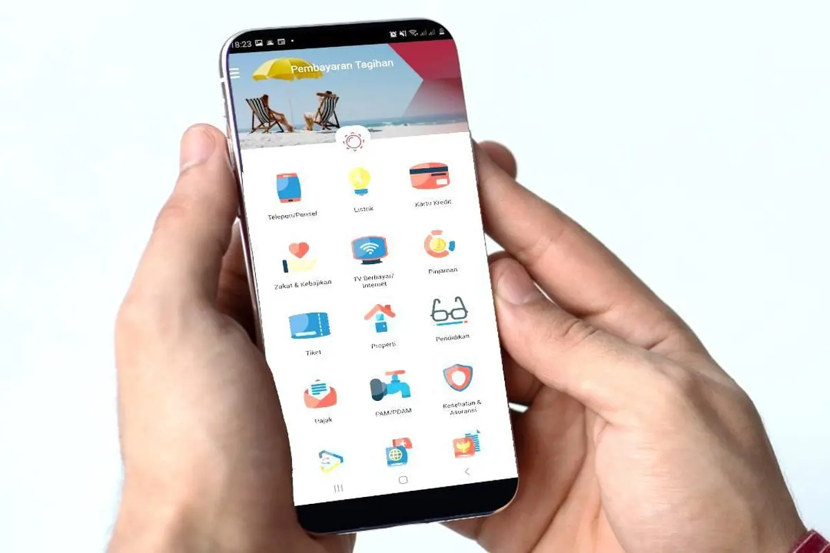 Nasabah melakukan pembayaran zakat menggunakan OCTO Mobile dari CIMB Niaga. (Dok CIMB Niaga)