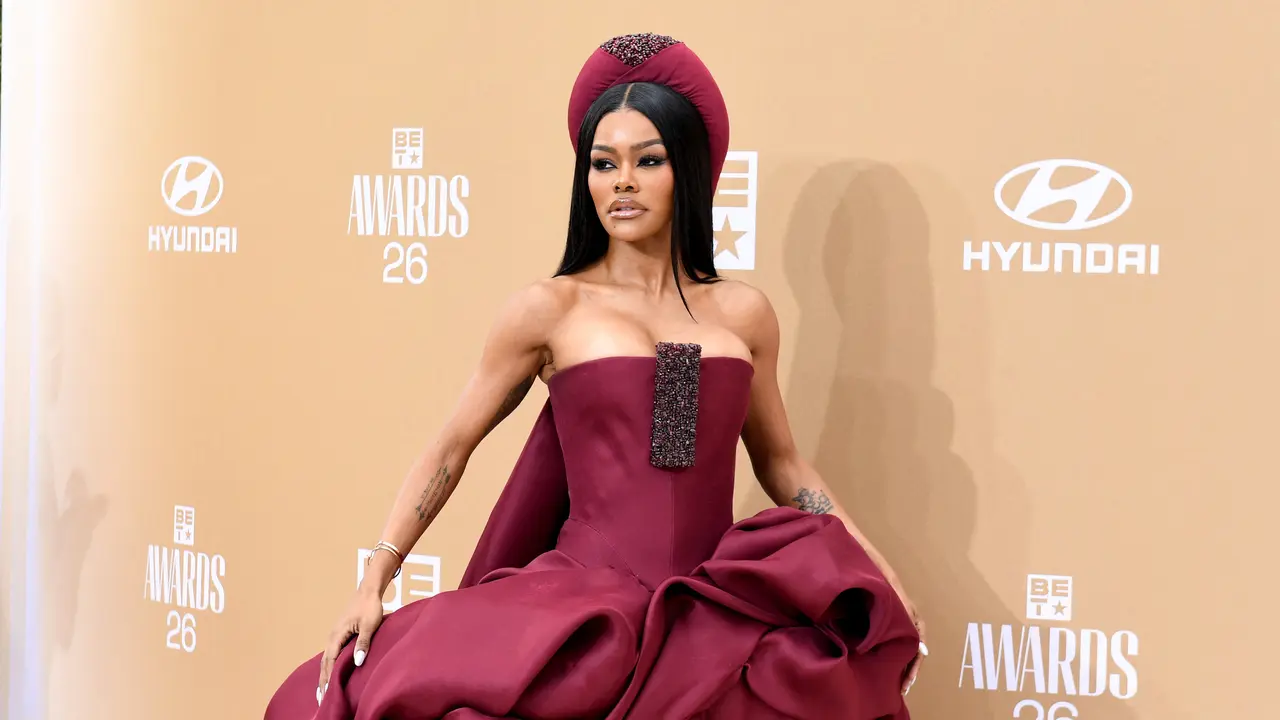 Teyana Taylor Serba Burgundy di Karpet Merah BET Awards 2026, Ikon Tahun 2026