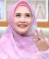 Mandala Shoji salah satu presenter yang sangat populer tahun 2000an silam. Sejak beberapa tahun belakangan ini, pria kelahiran Surabaya 41 tahun silam itu jarang terlihat di layar kaca. Ia membina rumah tangga harmonis dengan Maridha Deanova Safriana. [Youtube/TRANS7 OFFICIAL]