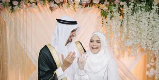 Menjadi pasangan pengantin baru, Vebby Palwinta dan Razi Bawazier tak henti berbagi cerita bahagia. Terbaru, mereka mengunggah ceritanya di Youtube (8/5/2020). Keduanya bercerita tentang awal mula berpacaran. (Instagram/vebbypalwinta)