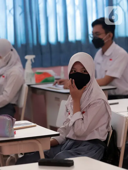 Siswa mengikuti uji coba pembelajaran tatap muka (PTM) terbatas di SMAN 1 Kota Tangerang, Banten, Senin (6/9/2021). Dinas Pendidikan Provinsi Banten uji coba PTM di SMA di Kota Tangerang secara terbatas dengan sistem bergiliran serta menerapkan protokol kesehatan ketat. (Liputan6.com/Angga Yuniar)
