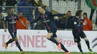 Bomber Paris Saint-Germain, Zlatan Ibrahimovic (tengah) melakukan selebrasi usai merobek jala Marseille, pada laga lanjutan Ligue 1 2015-2016, di Stade Velodrome, Senin (8/2/2016) dini hari WIB. Ibra mencatat rekor sebagai pengoleksi gol tercepat kedua se