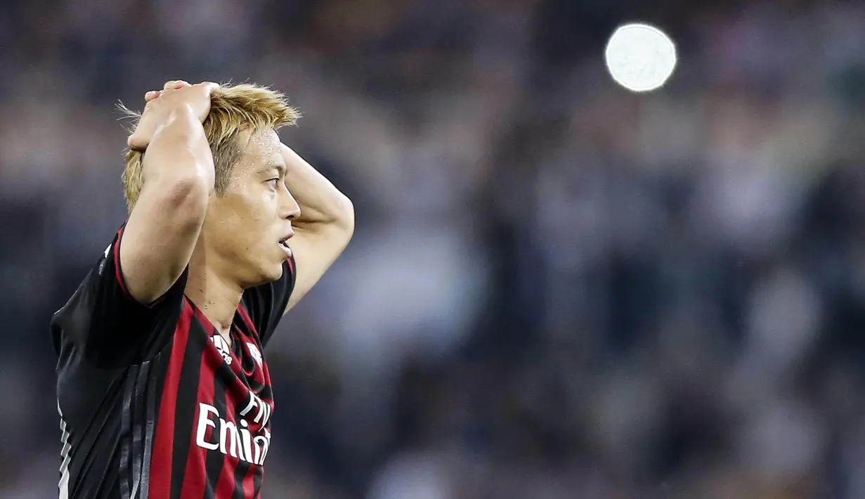 Tidak masuk dalam rencana skuad Vincenzo Montella membuat Penggawa timnas Jepang, Keisuke Honda, putus kontra dengan AC Milan. Namun, Honda tidak perlu khawatir karena sejumlah klub Premier League masih menginginkan jasanya. (EPA/Angelo Carconi)