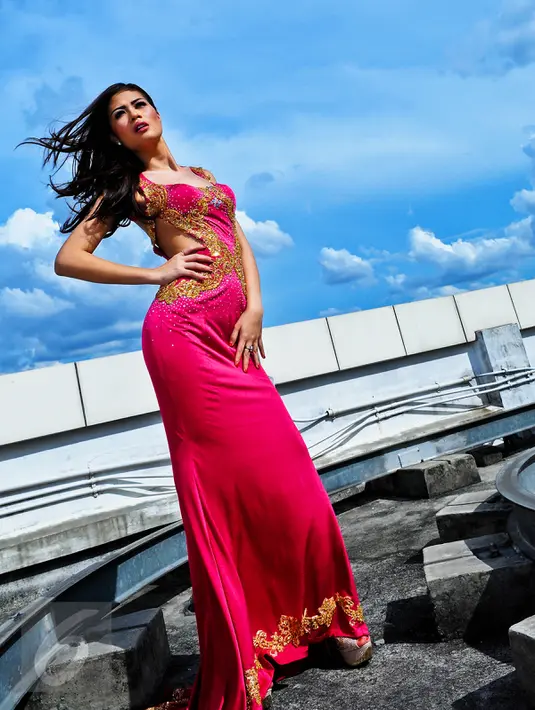 Pedangdut Hesty 'Klepek-Klepek' saat melakukan sesi foto di kawasan Senayan, Jakarta, 17 Desember 2014. Sang biduan yang ditangkap bersama seorang pria itu terlibat dalam kasus perdagangan orang alias prostitusi. (Liputan6.com/Faisal R Syam)