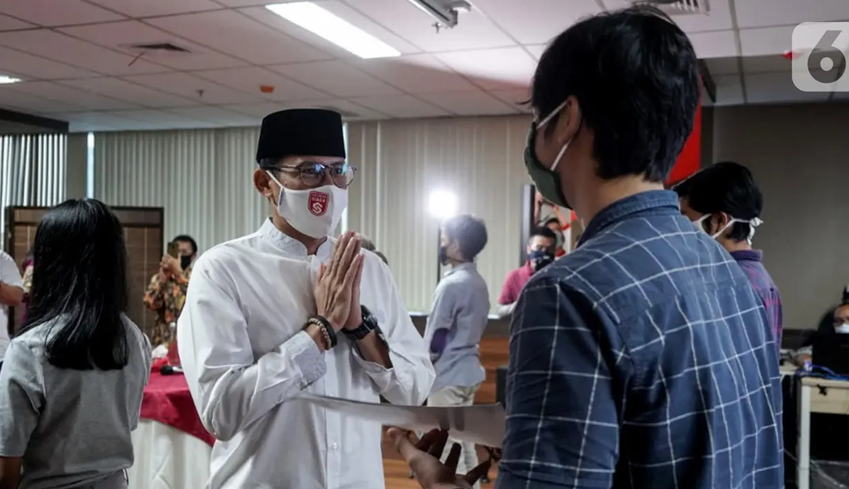 Tokoh inspirator entrepreneur Sandiaga Uno menyerahkan beasiswa KAHMIPreneur kepada pelajar dan mahasiswa terdampak Covid-19 di Jakarta, Kamis (14/5/2020). Beasiswa diberikan dengan kriteria memiliki jiwa wirausaha, prestasi akademik yang berasal dari zona merah. (Liputan6.com/HO/Bon)